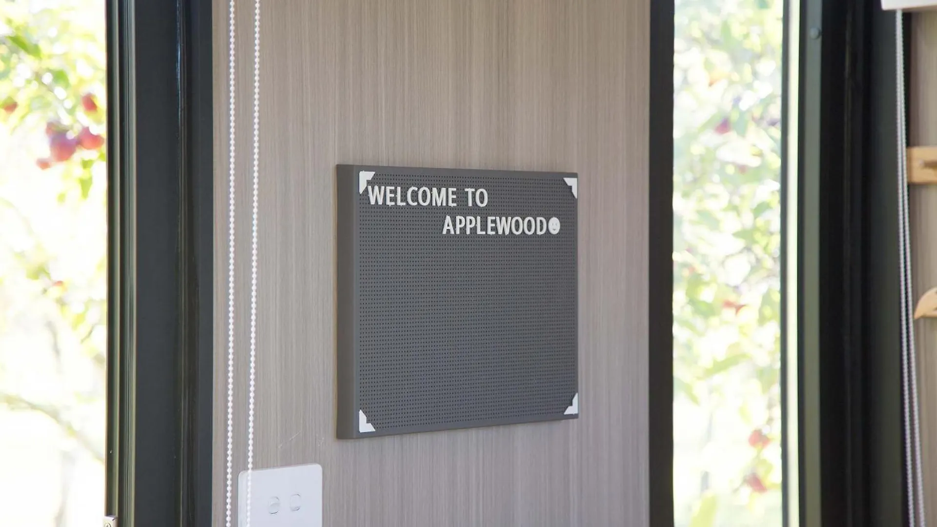 Applewood Cabin 2 By Tiny Away 크라이스트처치 0*,